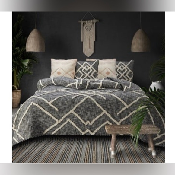 Other - QUEEN SIZE BED QUILT